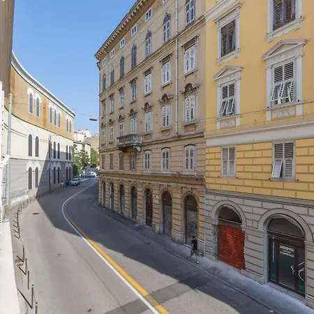 Charming Apartment-new-center Апартаменты Триест
